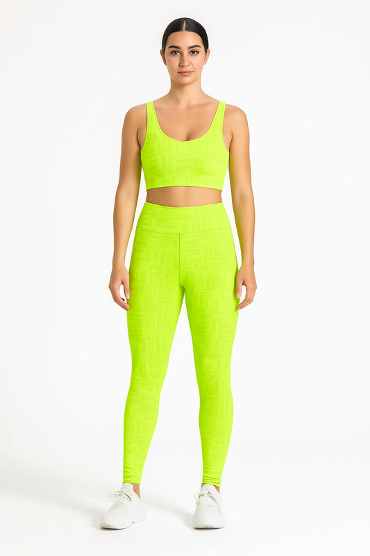 Conjunto VESTEM fitness verde neon com logo da marca repetida